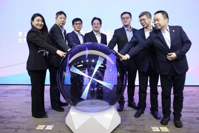 扒开胸罩